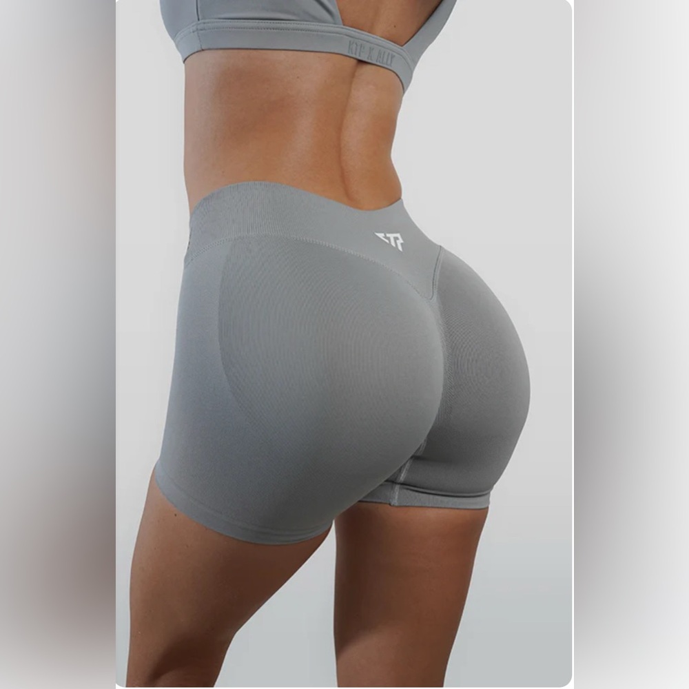 NWT - KEEP THAT PUMP - Recoil Shorts Light Grey size Medium